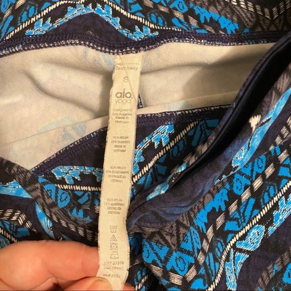 Alo Airbrushed Performance Seaport print Capris - Picture 10 of 12